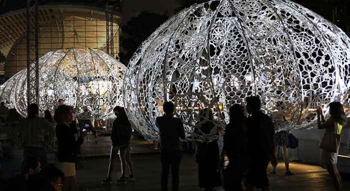 crocheted-urchins-sculpture-choi-shine-architects-singapore-marina-bay-3