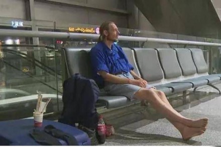 荷蘭男子在中國機場等待「線上女友」10天10夜不死心，等到快死掉時對方終於...