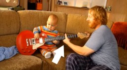 爸爸電吉他彈一半「遞給2歲兒子」，接著寶寶「靈活小手刷下去」轟動全網：神童