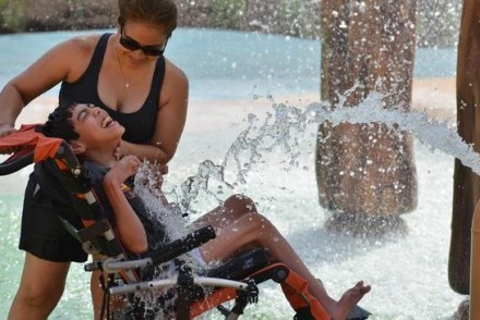 全球第1座「坐輪椅也能玩得暢快」的水上樂園！殘疾人士無障礙享樂全世界都需要！