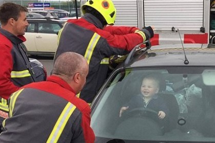 1歲寶寶反鎖車內媽媽嚇壞了，當消防員趕到時，寶寶給大家「融化的微笑」