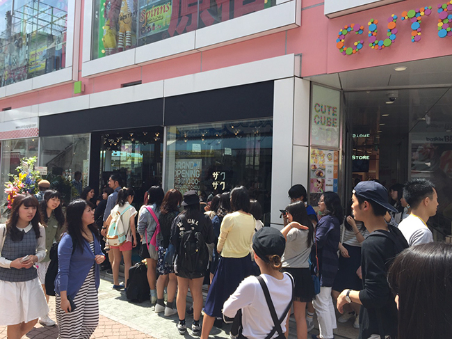 在日本擁有四家分店的人氣泡芙ZAKUZAKU，至今仍是排隊人氣甜點，圖為原宿旗艦店人潮不斷。(圖片提供-ZAKUZAKU)