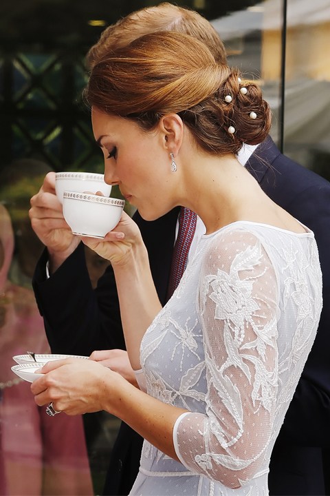 kate-middleton-wedding-hair-inspiration-_0005_how-to-drink-tea-like-a-royal