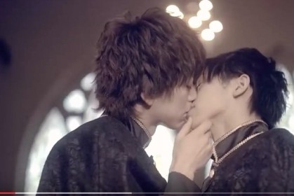「日本偶像團體」震撼音樂界！ 9 名成員在 4 分鐘影片一共來了 36 個【超猛男男吻】！