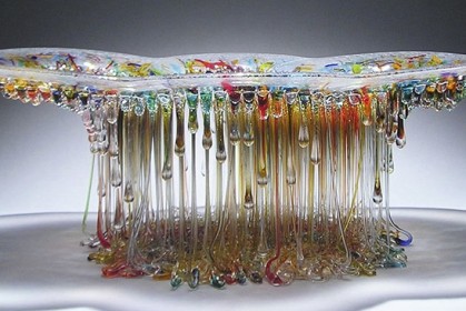 來自大海的神級創意：《水母玻璃桌》自帶滴水觸鬚，宛如「大海生物爬出水面」！