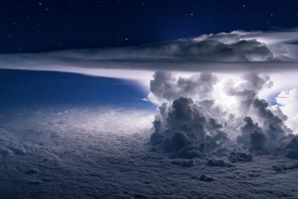 【老天恩賞的照片！他飛到 3 萬 7 千英尺高空，從雷暴閃電中捕捉到的驚世鏡頭～】