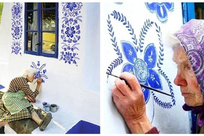 高齡 90 歲捷克老奶奶「把村莊變成美術館」，一朵朵藍色花兒盛開到房子上