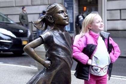 管理 2 兆 5 千億美元資產經理人在「華爾街公牛」面前擺出《無畏的女孩》雕像！