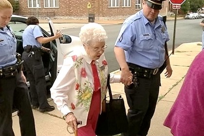 102歲老奶奶一直夢想「被警察逮捕」，於是警察幫她圓夢戴手銬，並用警車護送她到老人中心