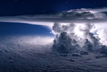 18張「飛行員拍到的」大自然壯觀照片，高空閃電風暴震撼人心