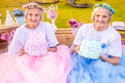 「 100 歲雙胞胎姐妹過生日」，穿上「粉色仙女裝」一路賣萌照片把網友們都萌翻！
