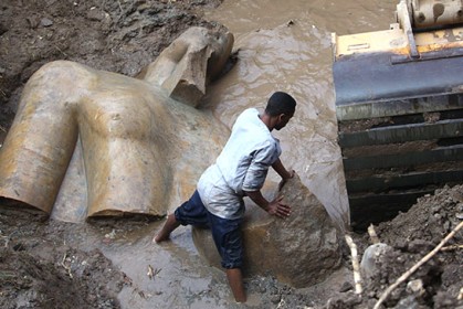 擁有 3,000 年歷史「法老拉美西斯二世雕像」在開羅貧民窟出土，躍身史上「最重要發現之一」