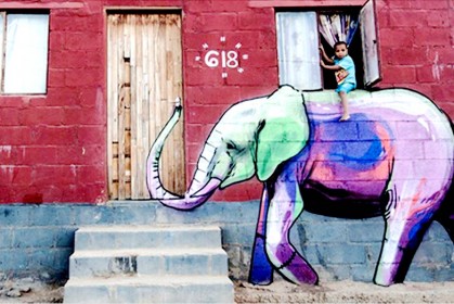 他在南非破舊小屋上畫出許多大象，背後動機引起國際媒體關注！