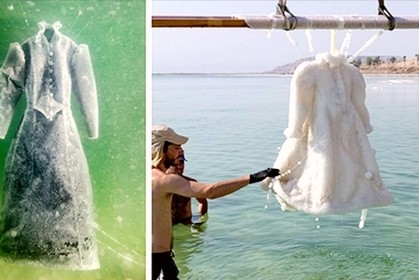 全世界僅此一件，藝術家把禮服浸入死海，2年後變成閃閃發光的鹽水晶傑作