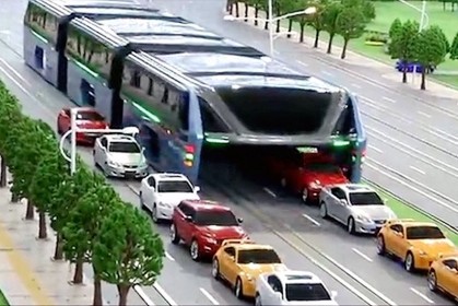 解決交通堵塞的絕招！【高架公車】讓乘客高坐車上，悠哉穿越車流直達目的地～