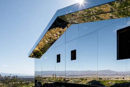 加州沙漠一座以鏡子打造的房屋，穿上隱身衣把自己「偽裝成風景」