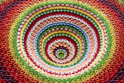 這位藝術家將常見的餅乾糖果重新排列，結果竟創造出非常迷幻的坑谷和金字塔！