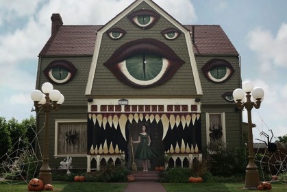為了迎接萬聖節，藝術家親手將爸媽的房子打造成【提姆•波頓】的鬼屋！