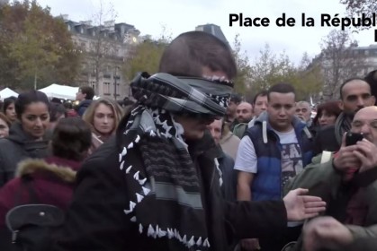 穆斯林男子蒙上雙眼對巴黎人說：如果你信任我，請擁抱我！感人肺腑短片已引起瘋傳～