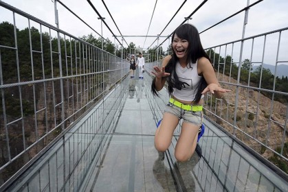 世界最長的天空玻璃橋開張啦！不怕走到半路腳軟的，就來挑戰你的勇敢指數吧～