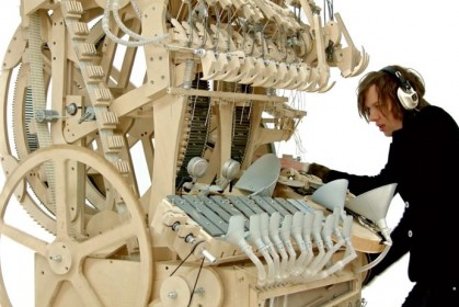 這台音樂機用「2000顆彈珠彈奏音樂」，美妙樂器新發明