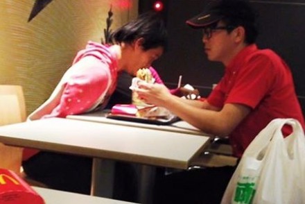 這名台灣麥當勞員工主動服務行動不便男子用餐，善心舉動瘋傳國際媒體！