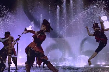 「魔琴少女」琳西特莉水池現場表演，結合小提琴、舞蹈、水舞演出驚艷上千萬人！