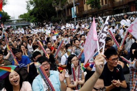 台灣成亞洲第一同性婚姻合法地區「國外媒體熱烈報導」！外國同志：去台灣！