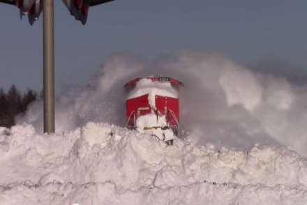 你能想像火車開在雪堆上有多壯觀嗎？攝影師一鏡到底作品讓你大呼過癮！