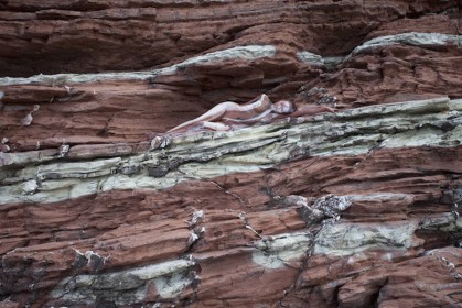 人體彩繪的最高境界！瑞士人體彩繪藝術家將模特兒「隱身」在大自然中～