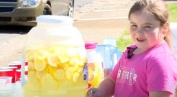 7歲女孩路上賣檸檬水「為了幫過世媽媽買墓碑」，感動社區大家蜂擁而至幫忙