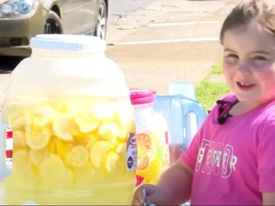7歲女孩路上賣檸檬水「為了幫過世媽媽買墓碑」，感動社區大家蜂擁而至幫忙