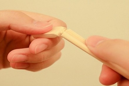 原來「免洗筷這樣折斷反而更好用」的方式竟然是無印良品的最新發明！