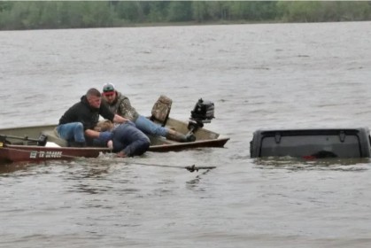 美國一名漁夫在湖中發現「被淹沒的吉普車」，受困幾小時的女子還活著，幸運獲救