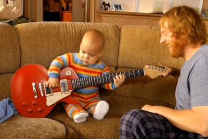 爸爸電吉他彈一半「突然遞給2歲兒子」，下一秒寶寶「靈活小手一刷下去」轟動全網：神童！