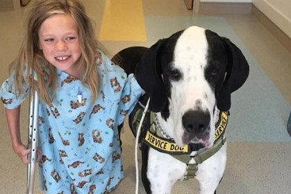 9歲女孩最溫暖的拐杖，這隻狗狗拯救了她的一生！