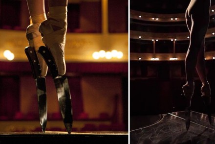 這名女子穿上了菜刀做的芭蕾舞鞋，要在鋼琴蓋上跳一段「刀尖上的芭蕾舞」！