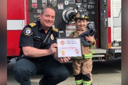 這名3歲小男孩自信地「走進消防局求職」，居然成功獲得工作！