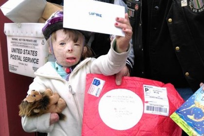 這名女孩因為一場縱火案失去親人，如今她許願後收到了全世界上萬張聖誕卡片！