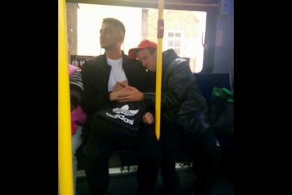 這名男子在公車上給予一位腦癱兒溫暖的手，網友瘋傳「這是世界上最美的畫面！」