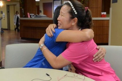 這對韓國孤兒姊妹從小失散，沒想到40年後在美國的同一間醫院工作奇蹟重逢！