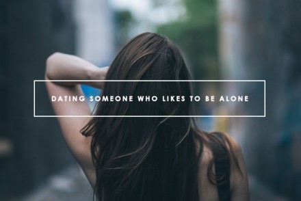 「其實他不是對你沒興趣。」：當你喜歡上一個喜歡孤單的人，心理可能出現的6種誤解