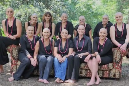 巴西女子因癌症失去頭髮，朋友與家人決定一起剃光頭給她一個超感人的驚喜！