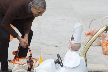 全場最吸睛！這位可愛爆表的「教皇」寶寶在白宮萬聖節派對讓歐巴馬樂翻啦！