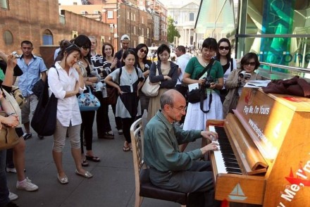 你也可以上來彈奏一曲！因為「大家太過冷漠」於是他在街頭擺了1300台鋼琴！