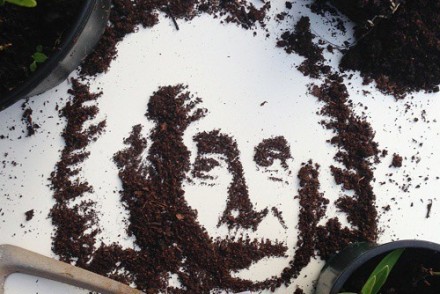 他只不過將盆栽裡的土壤倒在桌上，就變成了一幅愛因斯坦肖像！