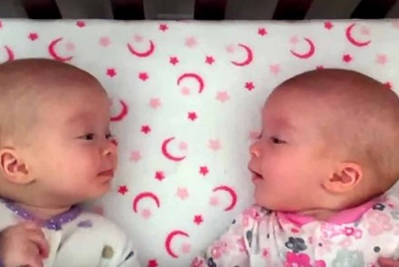 雙胞胎姐妹第一次看到對方後，竟用「只有她們才懂的語言」展開無價的對話！