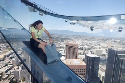 美國洛杉磯70樓高「全透明玻璃溜滑梯」，滑下去挑戰你的大心臟(含影片)