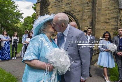 「一切都值得等待。」交往 44 年，這對 80 歲老戀人決定鼓起勇氣 – 結婚！