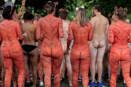 倫敦動物園裡出現了上百人「裸奔」，原來背後的原因是格外的溫馨...